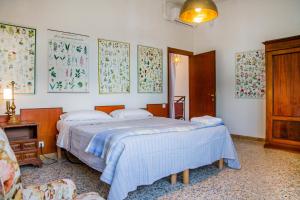a bedroom with two beds and a table and a chair at Villetta dei Pini in Scarlino