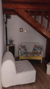 1 dormitorio con cama blanca y suelo de madera en LA BOMBONIERA en Carpinone