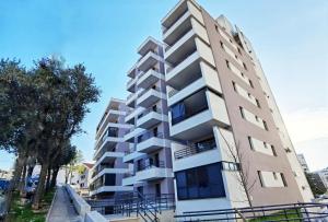 un edificio de apartamentos con balcones en una calle en Grandpa´s tree - private garage, en Split