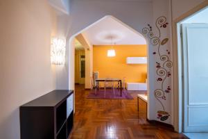 a living room with a table and a dining room at Casa Labertino in Rome