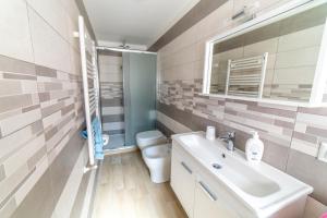 BoscoにあるIl Vicolettoの洗面台とトイレ付きのバスルーム +28枚の写真