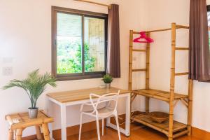 ein Heimbüro mit einem Schreibtisch und einem Fenster in der Unterkunft Le Balcon, Haad Yao. in Haad Yao