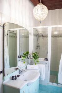 uma casa de banho com um lavatório e um espelho em Suite Nettuno Paestum em Paestum