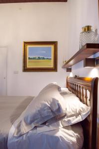um quarto com uma cama e uma fotografia na parede em Suite Nettuno Paestum em Paestum