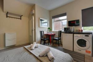 a living room with a washer and dryer in a room at To de-List in Heeley