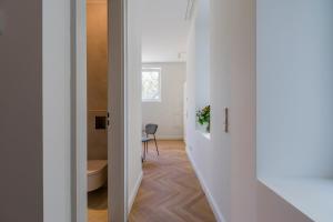 un pasillo con una puerta que conduce a una habitación en Z-Suites K7, en Berlín
