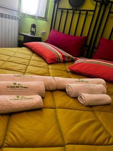 un letto con asciugamani e cuscini sopra di Lo Chalet della Principessa a Mormanno