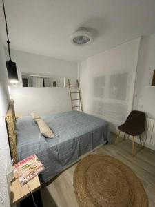 Posteľ alebo postele v izbe v ubytovaní Precioso apto Miami primera linia playa cala de las Sirenas, con WIFI y NETFLIX, adecuado para teletrabajar