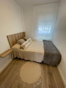 Posteľ alebo postele v izbe v ubytovaní Precioso apto Miami primera linia playa cala de las Sirenas, con WIFI y NETFLIX, adecuado para teletrabajar
