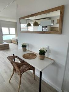 Kuchyňa alebo kuchynka v ubytovaní Precioso apto Miami primera linia playa cala de las Sirenas, con WIFI y NETFLIX, adecuado para teletrabajar