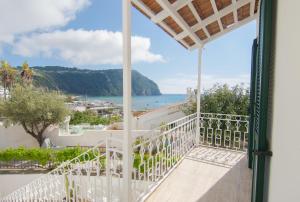 uma vista a partir da varanda de uma villa em Lucia Maison em Ischia
