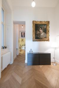 - un salon orné d'une peinture murale dans l'établissement Stunning Apartment in City Center, à Vienne