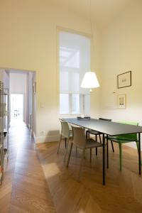 - une salle à manger avec une table et des chaises dans l'établissement Stunning Apartment in City Center, à Vienne