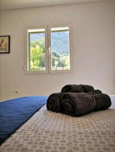 Un dormitorio con una cama grande con mantas. en Casa Hokie, en Colonia de San Pedro