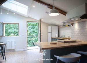 cocina con encimera de madera en una habitación en Ty Puns - Gîte écoresponsable dans un espace verdoyant en centre-ville en Morlaix