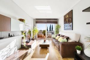 salon z kanapą i stołem w obiekcie Casa Adelfas, Aguamarina w mieście Campoamor