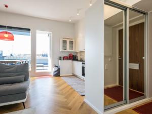 un salon avec un canapé et une cuisine dans l'établissement Holiday Home Helsinki rooftop by Interhome, à Helsinki