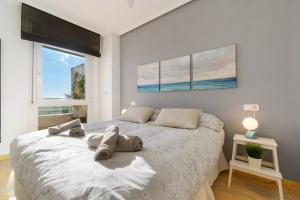 Łóżko lub łóżka w pokoju w obiekcie Casa Adelfas, Aguamarina