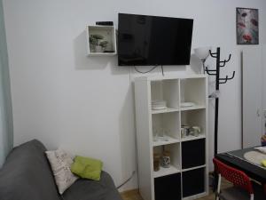 En tv och/eller ett underhållningssystem på Umbrella Guest Rooms