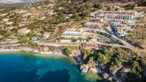 uma vista aérea de uma villa numa colina junto ao oceano em Kefalonia Bay Palace em Cefalônia