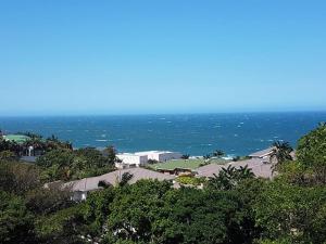 Pemandangan umum laut atau pemandangan laut yang diambil dari rumah liburan