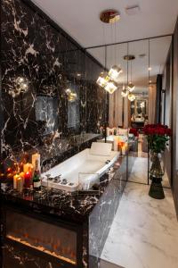 ARISTO Jacuzzi Hotel في إلفيف: غرفة معيشة مع حوض استحمام ومدفأة