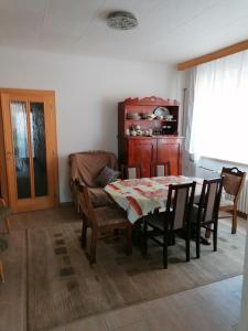 una sala da pranzo con tavolo e sedie di PAVLA-ubytování v Poštorné a Břeclav