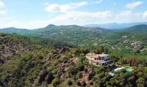 dom na zboczu góry w obiekcie VILLA L'ESTEREL AVEC PISCINE VUE MER 6 Pers w Fréjus