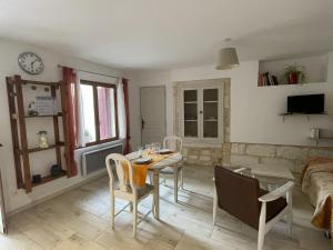 - un salon avec une table, des chaises et un canapé dans l'établissement Instant en Provence, à Eyragues