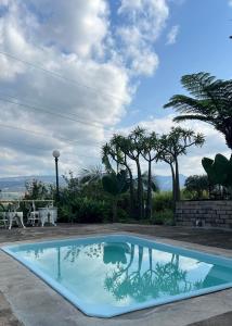 una pequeña piscina en un patio con árboles en LoerieRoep Estate - Mountainview Accommodation Nelspruit, en Nelspruit