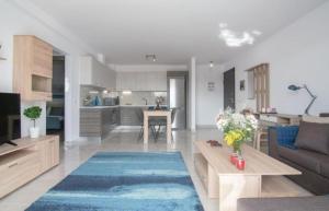 ein Wohnzimmer und eine Küche mit einem Sofa und einem Tisch in der Unterkunft New spacious apartment located in Piraeus in Piräus