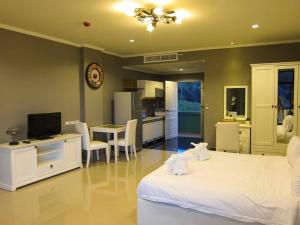 una camera con letto bianco e una cucina con tavolo di Heaven 7 Panorama Seaview condo at Krabi a Krabi town