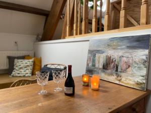 eine Flasche Wein und zwei Gläser auf dem Tisch in der Unterkunft B & B 'Droom in de polder de Suite met prive sauna in Arnemuiden
