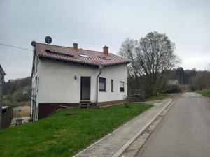 una casa blanca al lado de una carretera en Ferienwohnung Sophia en Nohfelden