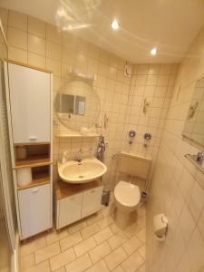 Ένα μπάνιο στο Ferienwohnung Sophia +49 φωτογραφίες