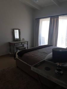 um quarto com uma cama grande e uma janela em 2 bed 2 bath apartment with stunning sea views. em Ballito