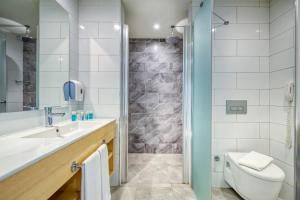 y baño con aseo, lavabo y ducha. en Numa Bay Exclusive Hotel - Ultra All Inclusive en Avsallar