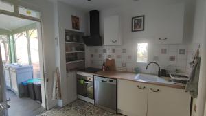 Kuchnia lub aneks kuchenny w obiekcie Maison des années 30 - Vic-Sur-Cère - 4 personnes