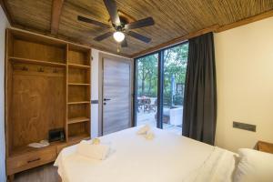 Nomade Caravan Camping في فتحية: غرفة نوم بسريرين ومروحة سقف