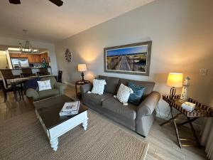 un soggiorno con un divano e un tavolo di Ariel Dunes II 204 - Miramar Beach a Destin