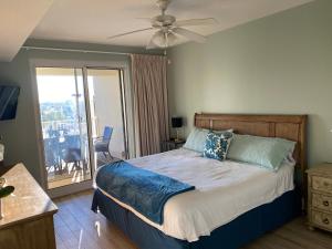 una camera con letto, ventilatore a soffitto e balcone di Ariel Dunes II 204 - Miramar Beach a Destin