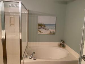e bagno con vasca e doccia. di Ariel Dunes II 204 - Miramar Beach a Destin