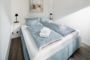 諾德奈的住宿－Luisenstudio，一间卧室配有带毛巾的床