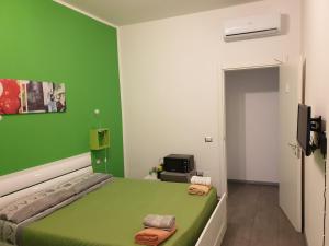 um quarto verde com uma cama com uma parede verde em Da Laura em Cagliari