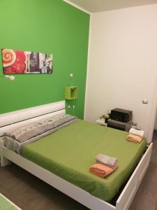 - une chambre verte avec un lit et 2 serviettes dans l'établissement Da Laura, à Cagliari