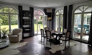 uma sala de jantar com mesa e cadeiras em ciao-aschau Haus Beate em Frasdorf