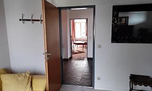 um quarto com uma porta aberta para um quarto em ciao-aschau Haus Beate em Frasdorf