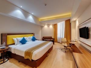 Amarpreet, Chhatrapati Sambhajinagar - AM Hotel Kollection的电视和/或娱乐中心