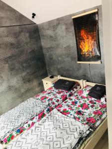 1 dormitorio con 1 cama con 2 almohadas en Chyża Zagroda, en Jaworki