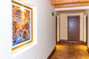 a hallway with a painting on the wall and a door at Hotel Autoespresso Venice - Atika & Atif in Marghera